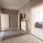 2ndhomes Bright & Spacious, 5 Bedroom In The Center Helsinki