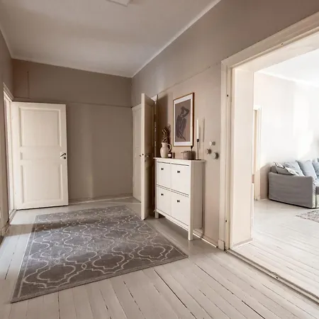 2ndhomes Bright & Spacious, 5 Bedroom In The Center Helsínquia
