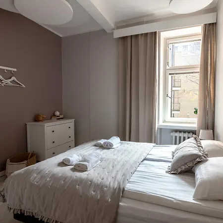 2ndhomes Bright & Spacious, 5 Bedroom In The Center