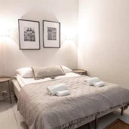 2ndhomes Bright & Spacious, 5 Bedroom In The Center Apartment