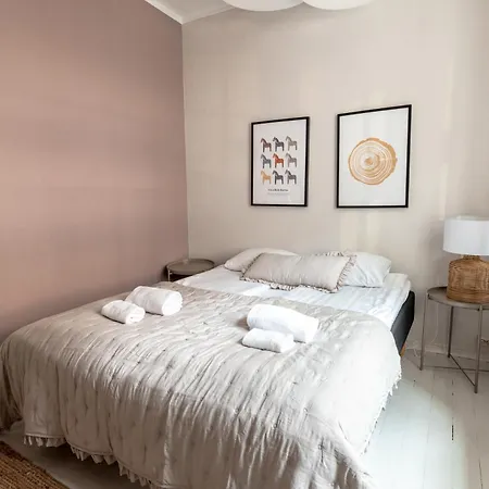 2ndhomes Bright & Spacious, 5 Bedroom In The Center *