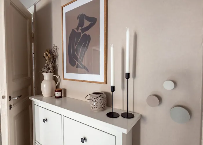 2ndhomes Bright & Spacious, 5 Bedroom In The Center *