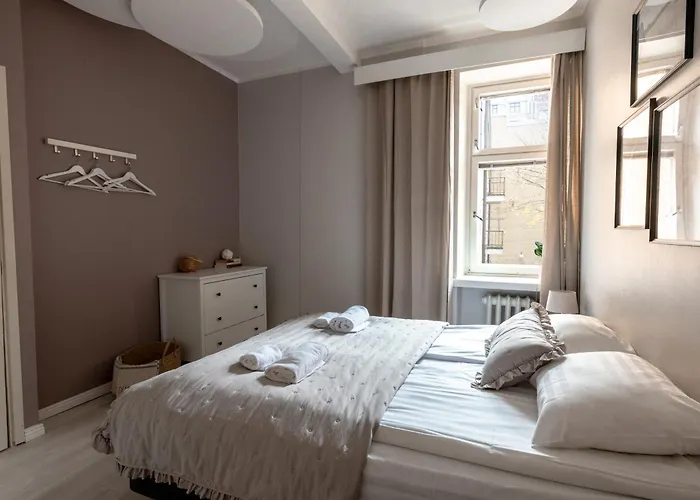 2ndhomes Bright & Spacious, 5 Bedroom In The Center