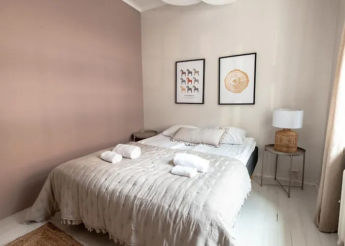 2ndhomes Bright & Spacious, 5 Bedroom In The Center *