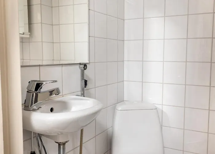 2ndhomes Bright & Spacious, 5 Bedroom In The Center